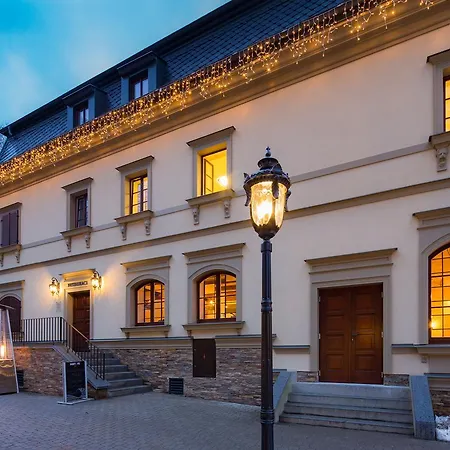 Male Versailles Otel 4*