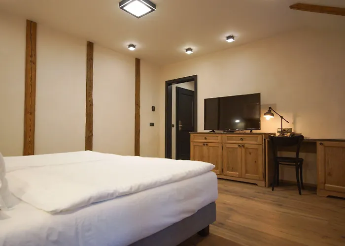 Male Versailles Hotell 4*