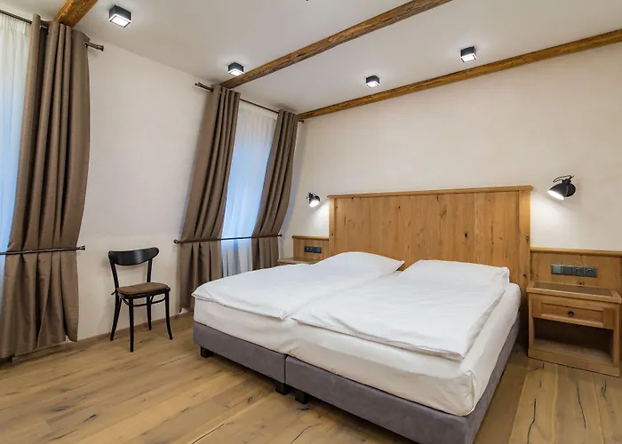 Male Versailles Hotell